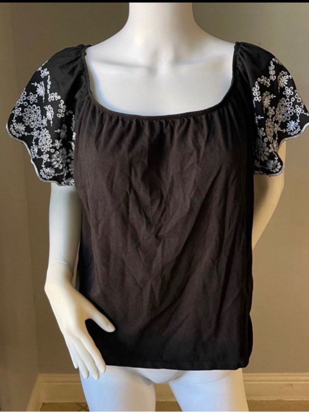 H&M women’s embroidered top size Large
Stretchy